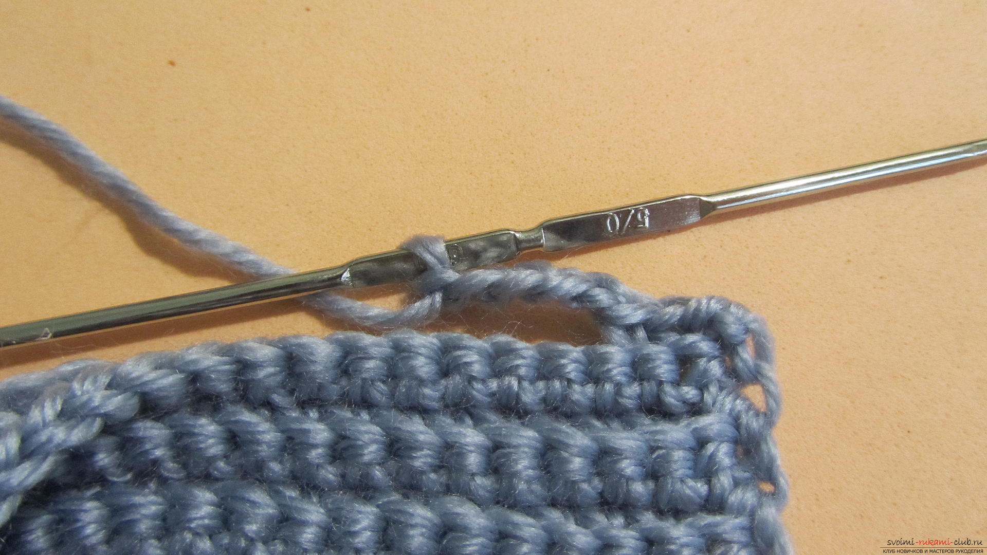 По нашему мастер-классу вязания крючком, свяжем митенки и теплый воротничок-шарфик крючком.. Фото №21